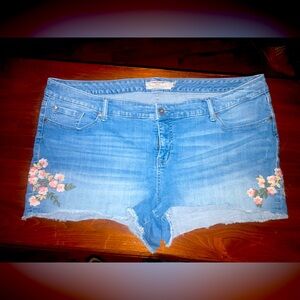 Torrid jean denim appliqué embellished floral short shorts size 22